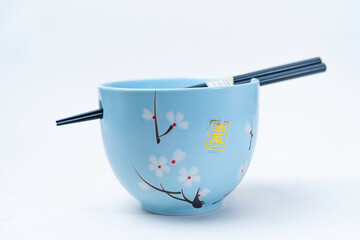 Bowl para Ramen azul con flores - Tazón comida oriental sobre fondo blanco