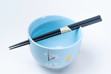 Bowl para Ramen azul con flores - Tazón comida oriental sobre fondo blanco