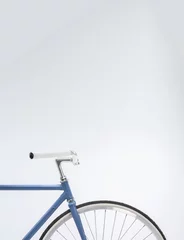 Deurstickers Verticale opname van een blauwe fiets geïsoleerd op een witte achtergrond met ruimte voor tekst © Malik Skydsgaard/Wirestock