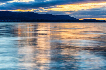 Fototapeta premium Sonnenuntergang blaue Stunde am Bodensee Frühlingsanfang 