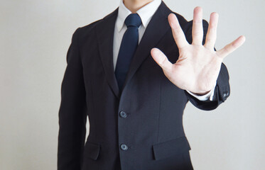 待てのポーズをするビジネスマン