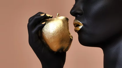 Eine weibliche Figur, die einen gebissenen goldenen Apfel auf dunklem Hintergrund hält. 3D-Darstellung. © pictosmith