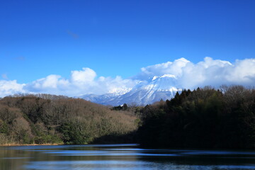 青空が広がる積雪した鳥取県の伯耆大山