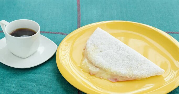 Cup with coffee and tapioca with muzzarella cheese and ham.