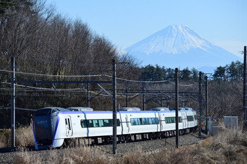 富士山を背景に走る中央本線E353系特急電車