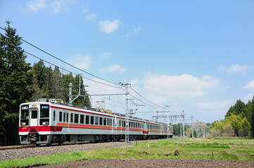 東武日光線を走る東武鉄道6050型電車