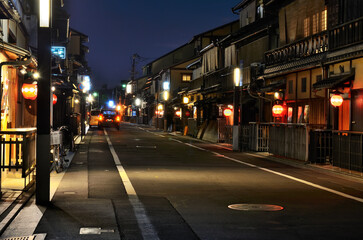 京都祇園四条通に有る京都五花街の一つである夜の祇園甲部の花見小路通（はなみこうじどおり）	