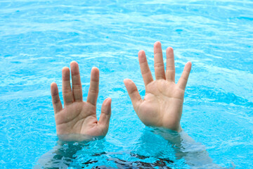 The man's hand drowned, he lifted his hand and asked for help from drowning at the swimming pool