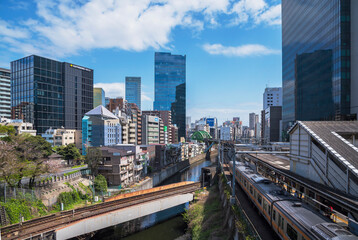 Fototapeta na wymiar 御茶の水駅からの風景　お茶の水駅　電車　ビル