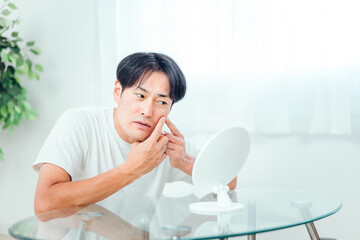 肌に悩む男性（ニキビ）
