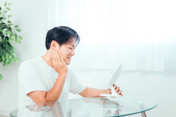 肌の調子がいい男性（笑顔）
