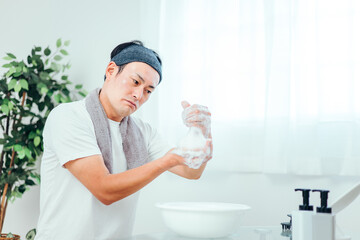 泡洗顔する男性（泡立てる・困る）
