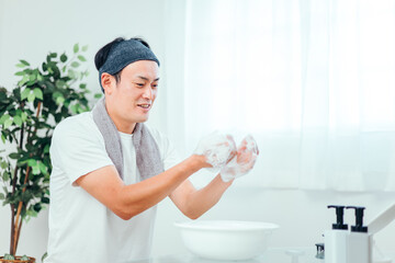 泡洗顔する男性（泡立てる・笑顔）
