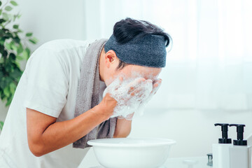 泡洗顔する男性（洗顔料）
