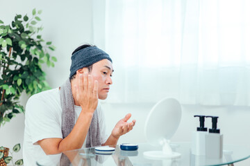 スキンケアする男性（真剣）
