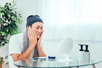 スキンケアする男性（笑顔）
