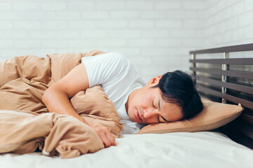 ベッドで寝る男性
 - obrazy, fototapety, plakaty