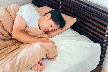 ベッドで寝る男性
 - obrazy, fototapety, plakaty