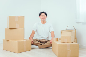 荷造りする男性（笑顔）
