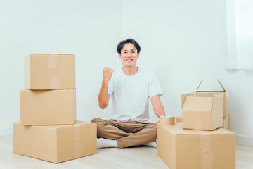 荷造りする男性（笑顔）
