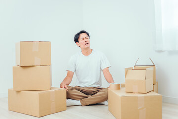 荷造りする男性（困る）
