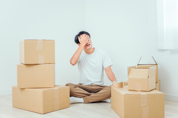 荷造りする男性（困る）
