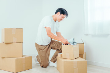 段ボールから洋服を出す男性
