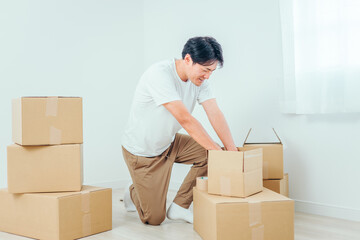 段ボールから洋服を出す男性
