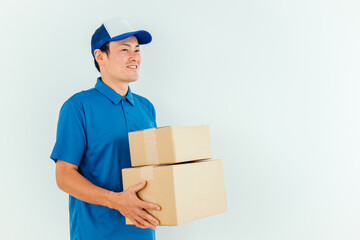 段ボールを持った作業着の男性
