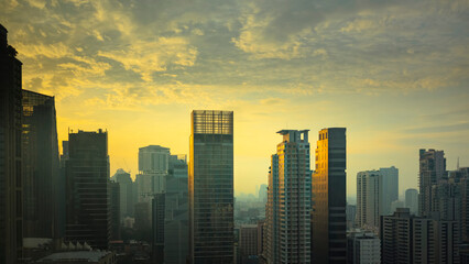 Obraz premium Spectacular panoramic views of the skyscrapers in Bangkok. In the early morning as the sun rises behind tall buildings.