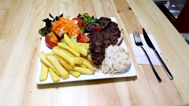 Meatballs are ready to serve - turkish servis k&ouml;fte