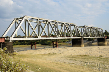 Fototapeta na wymiar Long shot of a beautiful railway bridge in india