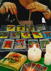 una joven tarotista esta leyendo las cartas del tarot con la ayuda de un cristal mágico 