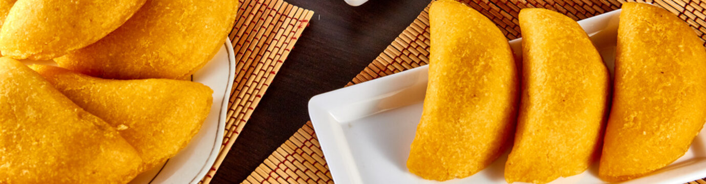 mesa servida y lista con unas deliciosas y t&iacute;picas empanadas colombianas para acompa&ntilde;ar una cena familiar