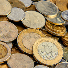 mesa llena de monedas colombianas, de diferentes denominaciones