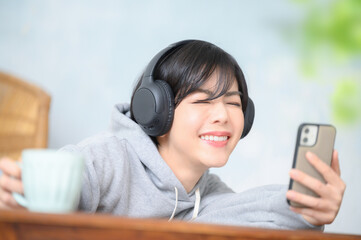 ヘッドフォンで音楽を聴く女性　前ボケあり