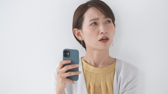 スマートフォン・悩む女性