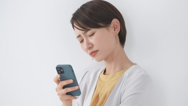 スマートフォン・悩む女性