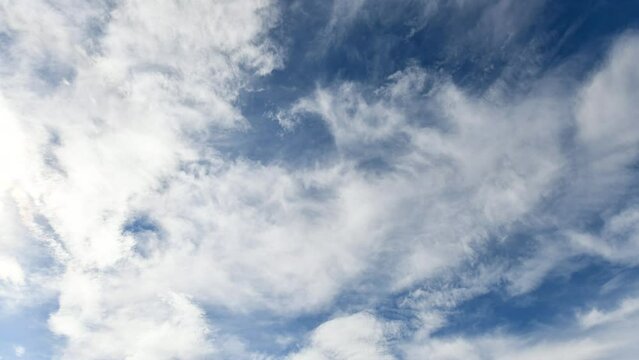 Schleierbew&ouml;lkung zieht &uuml;ber den blauen Himmel