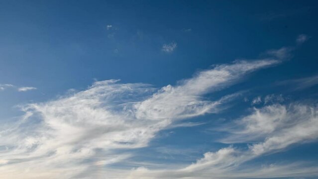 Vorbeiziehende Eiswolken in gro&szlig;er H&ouml;he im Zeitraffer
