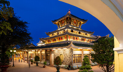 Obraz premium The architecture of Vietnamese temples in the 20th century, often seen in some southern provinces