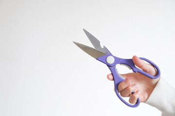 ハサミを持った女性の手元