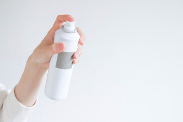 スプレーを噴射する手元
