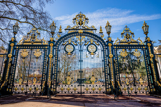 La grande porte du parc de la t&ecirc;te d'or de Lyon