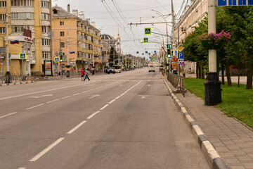 The carriageway of one of the central streets of the city.