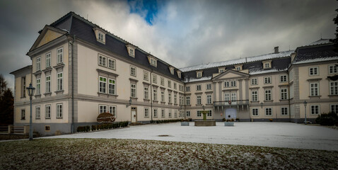Obraz premium Tachov castle with art school in winter cold snowy day
