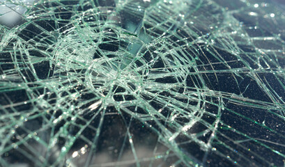 Verkehrsunfall, zerstörte Autoscheibe