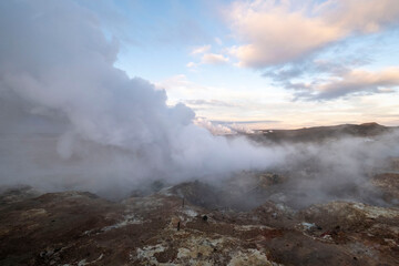 Fototapeta na wymiar Die heißen Quellen GUNNUHVER auf der Halbinsel Reykjanes. In den letzten Minaten kam hier zu verstärkter vulkanischer Aktivität inklusiver vermehrter Erdbeben.
