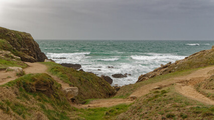 Fototapeta na wymiar La côte sauvage de Quiberon en Bretagne où l'on peut voir la mer entre les rochers 
