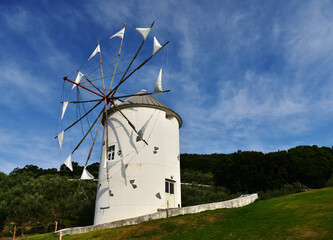 島の爽やかな風を受ける古めかしい風車